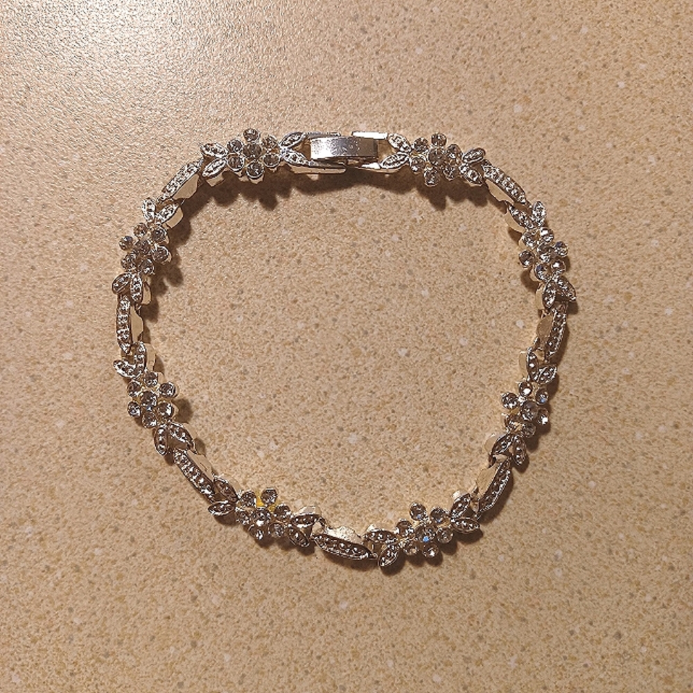 Silver flower clasping bracelet